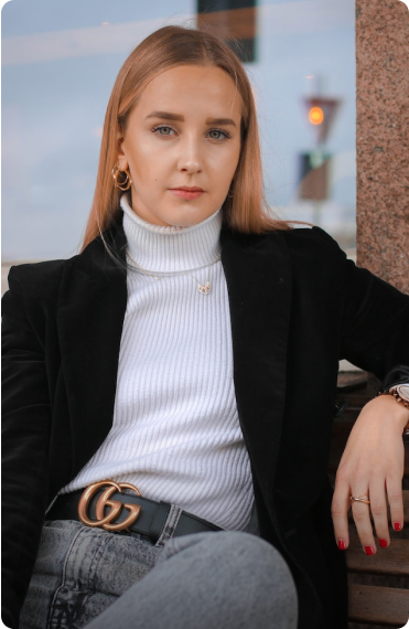 жінка в ресторані